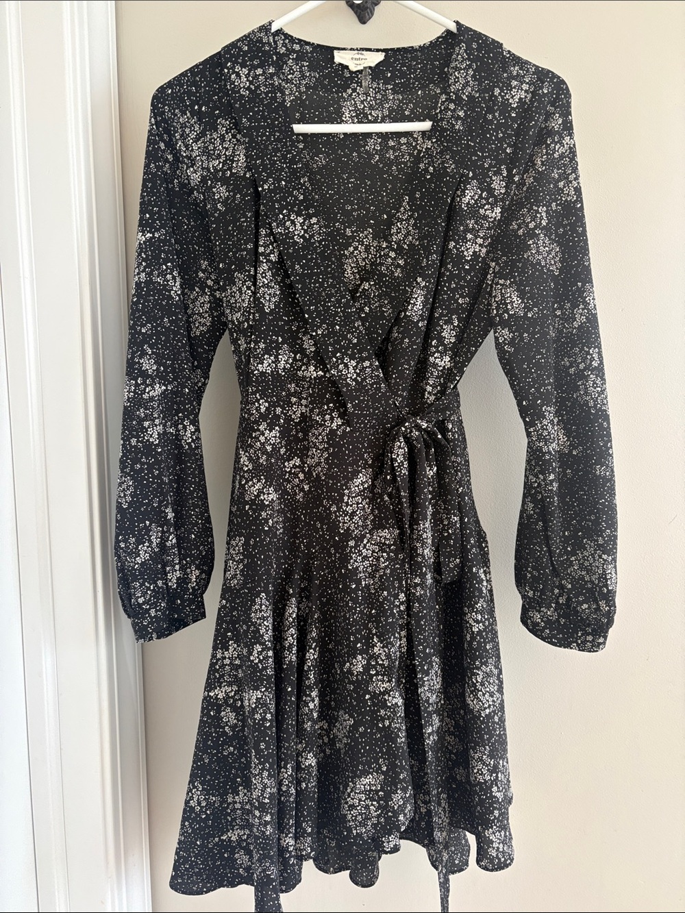 Entro Black Floral/Speckle Tie-Waist Long Sleeve Wrap Dress Size Small